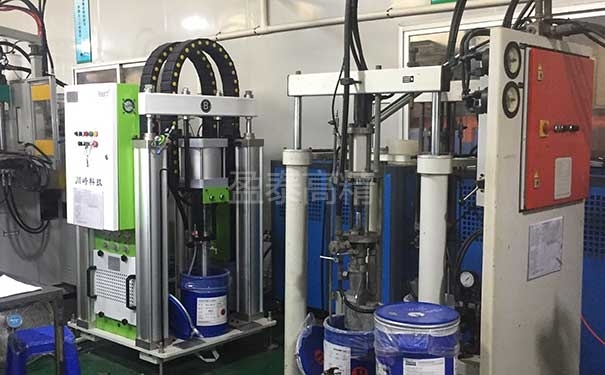 盈泰液态硅胶制品生产设备：液态硅胶注射机配套的液态硅胶送料机